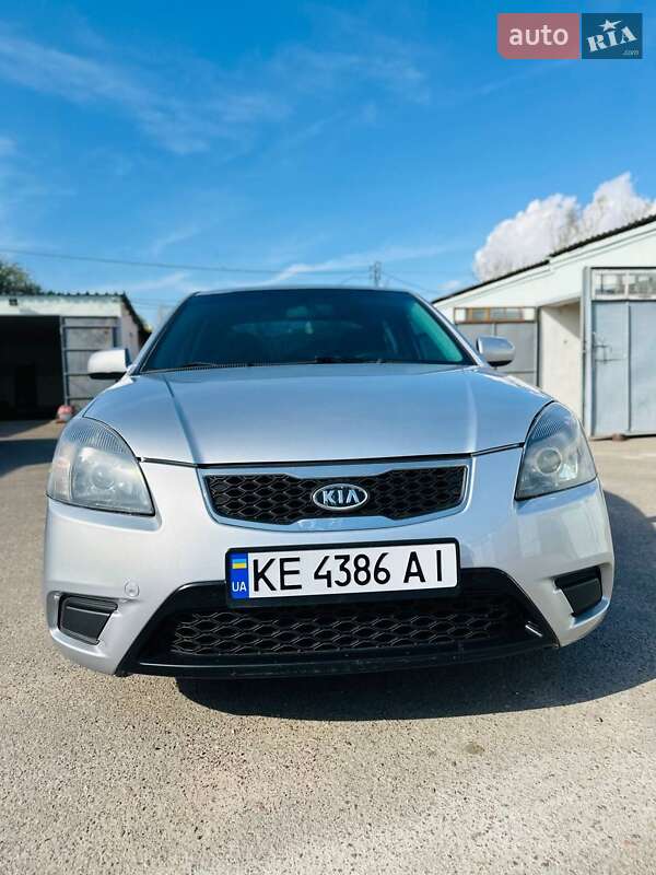 Седан Kia Rio 2010 в Днепре