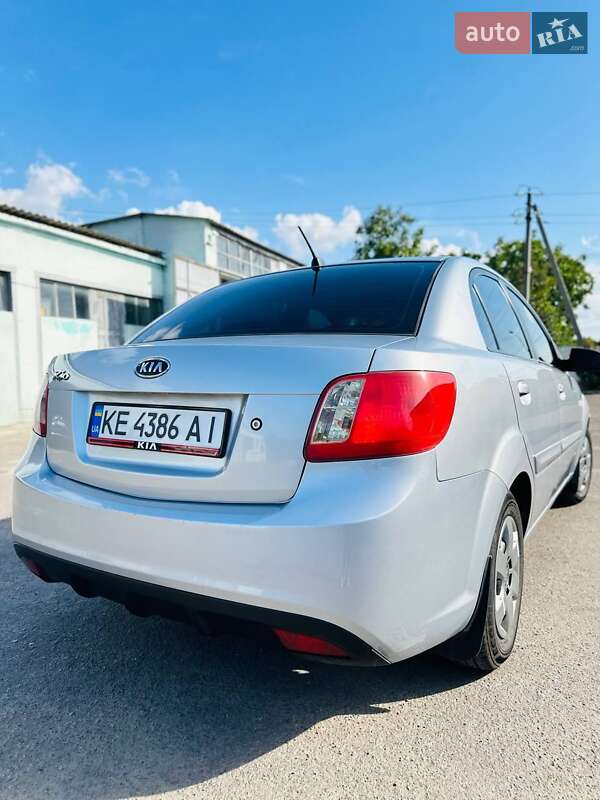 Седан Kia Rio 2010 в Днепре
