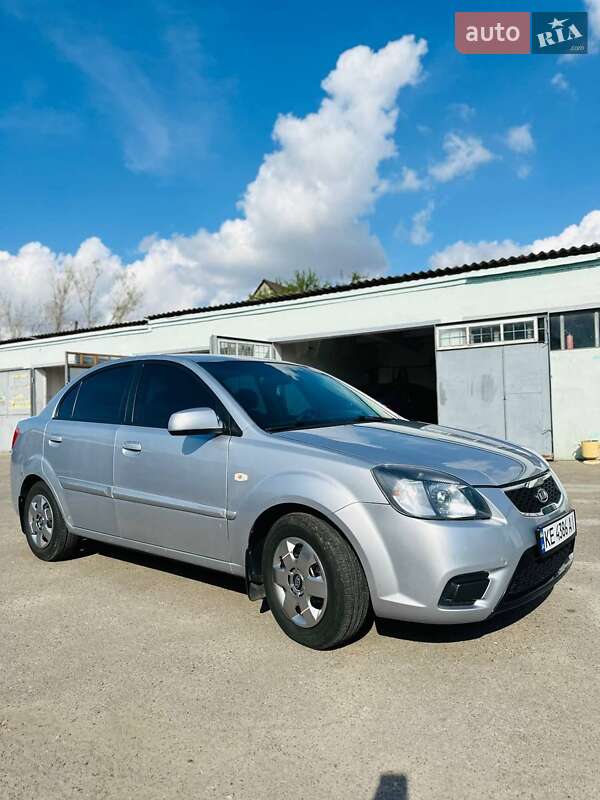 Седан Kia Rio 2010 в Днепре