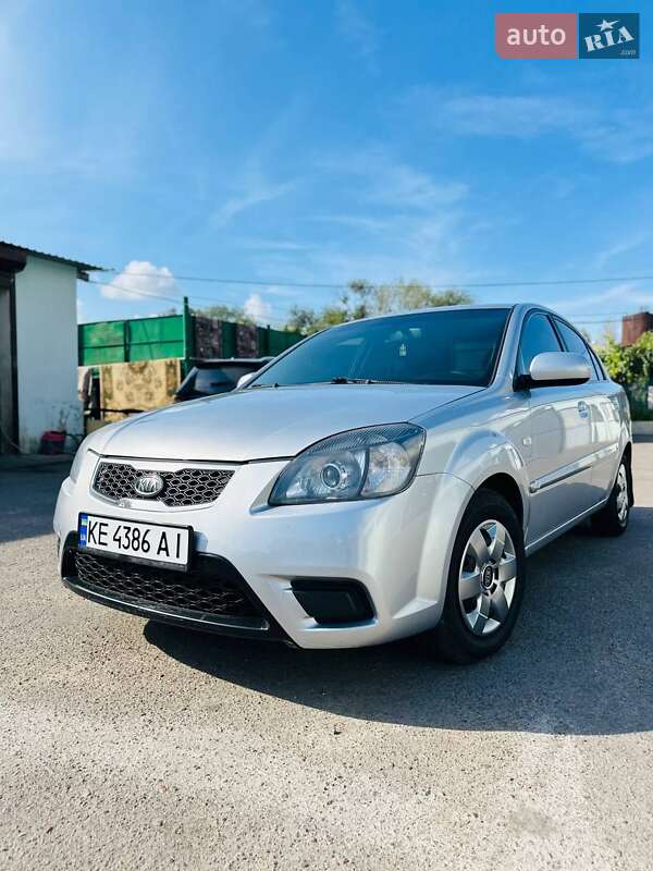 Седан Kia Rio 2010 в Днепре