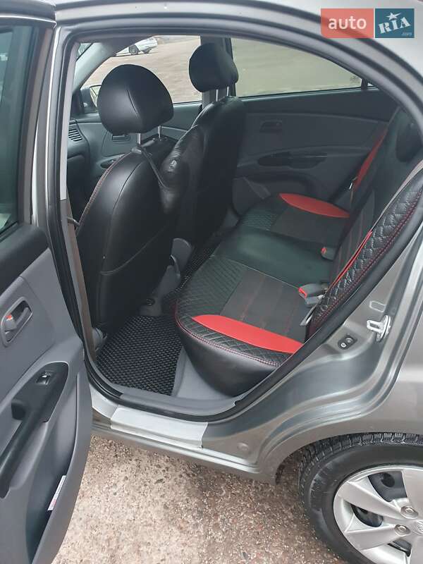Седан Kia Rio 2011 в Чернигове