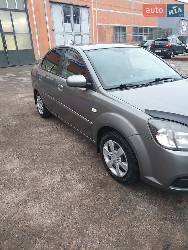 Седан Kia Rio 2011 в Чернигове
