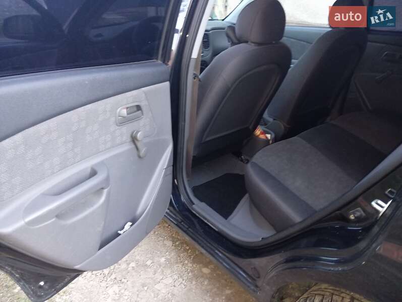 Хэтчбек Kia Rio 2009 в Хусте