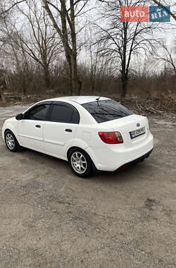 Седан Kia Rio 2010 в Кривому Розі