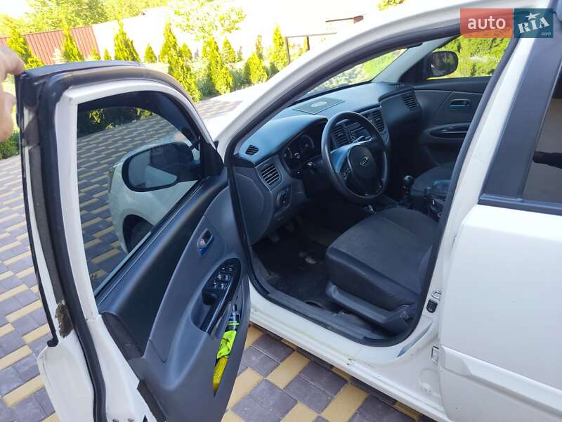 Хэтчбек Kia Rio 2010 в Кропивницком