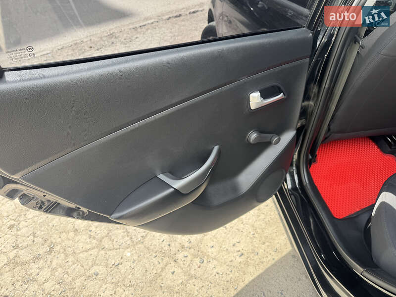 Седан Kia Rio 2013 в Полтаві