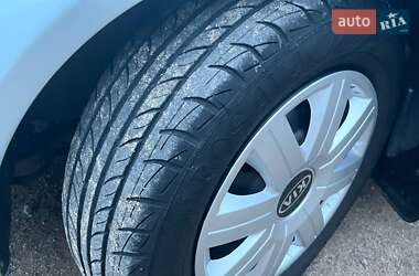 Хетчбек Kia Rio 2006 в 