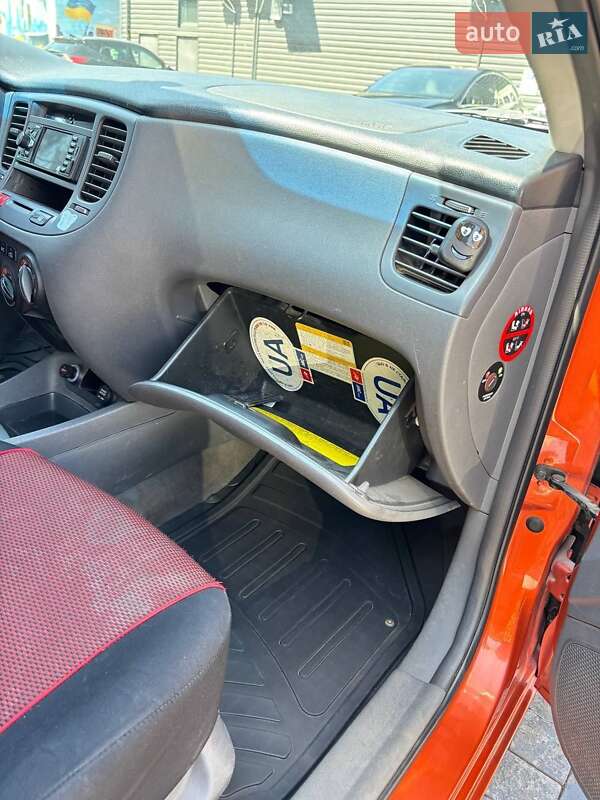 Хетчбек Kia Rio 2006 в Кривому Розі