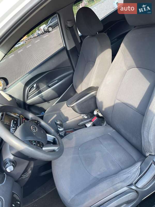 Хэтчбек Kia Rio 2012 в Киеве
