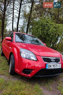 Седан Kia Rio 2010 в Березному