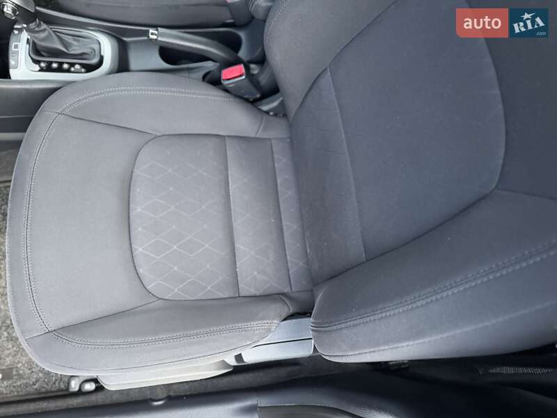 Седан Kia Rio 2015 в Львове