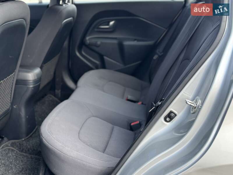 Седан Kia Rio 2015 в Львове