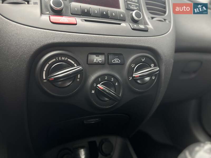 Седан Kia Rio 2010 в Луцке