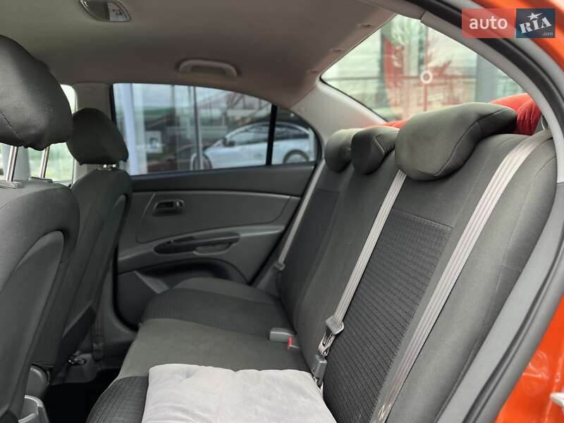 Седан Kia Rio 2010 в Луцке