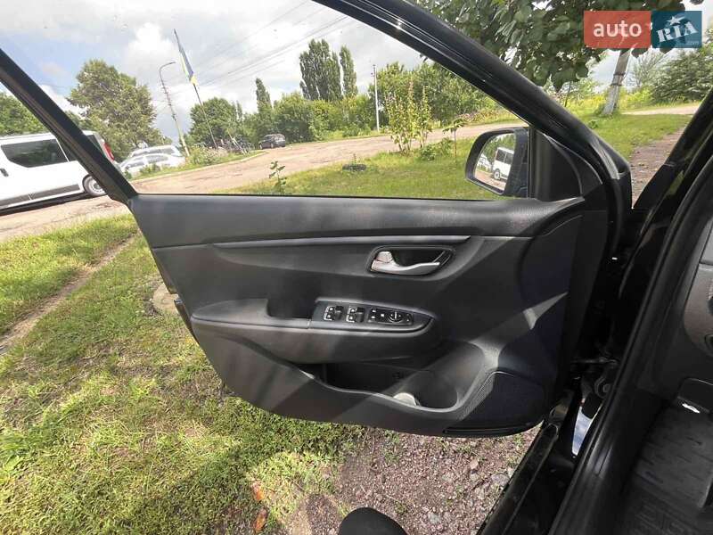 Седан Kia Rio 2017 в Прилуках