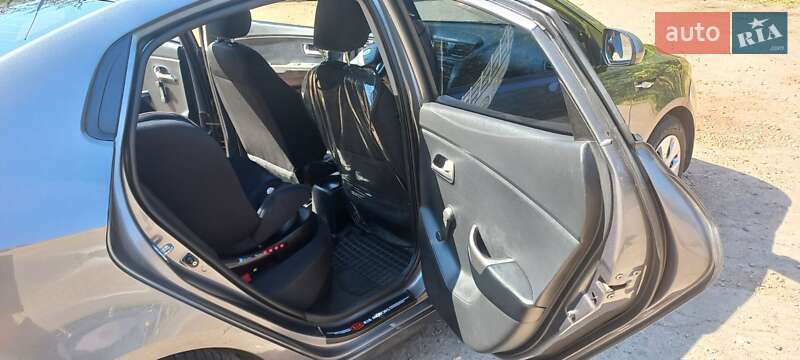 Седан Kia Rio 2011 в Кривом Роге