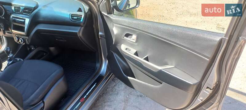 Седан Kia Rio 2011 в Кривом Роге