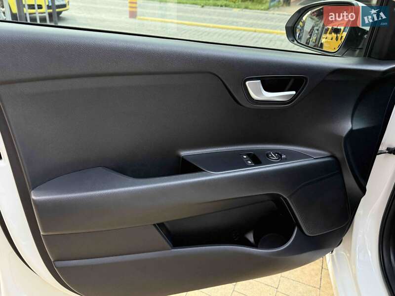 Хэтчбек Kia Rio 2018 в Львове