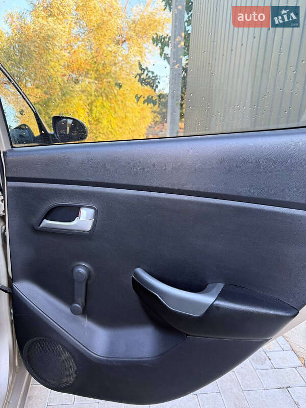 Седан Kia Rio 2013 в Первомайске