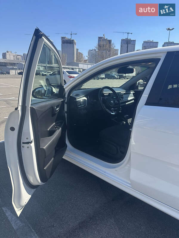 Хэтчбек Kia Rio 2017 в Киеве