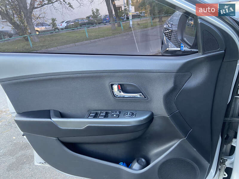 Седан Kia Rio 2013 в Киеве