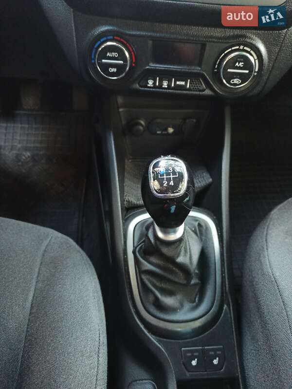 Седан Kia Rio 2014 в Ужгороде