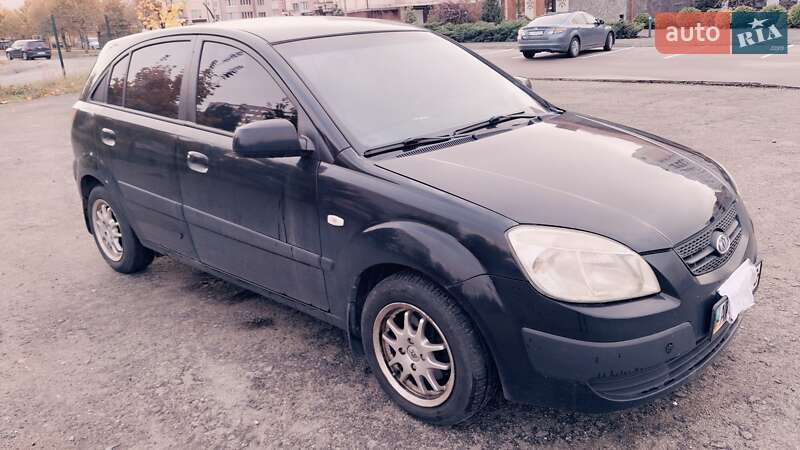 Хэтчбек Kia Rio 2006 в  фото Хэтчбек Kia Rio 2006 в