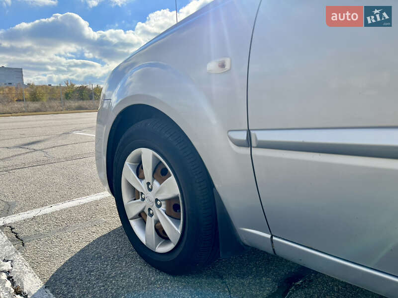 Седан Kia Rio 2010 в Запоріжжі