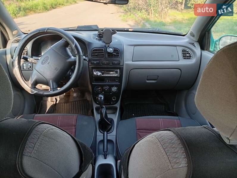 Универсал Kia Rio 2000 в Чугуеве