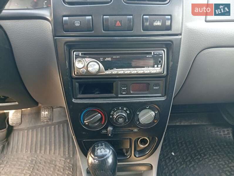 Универсал Kia Rio 2000 в Чугуеве