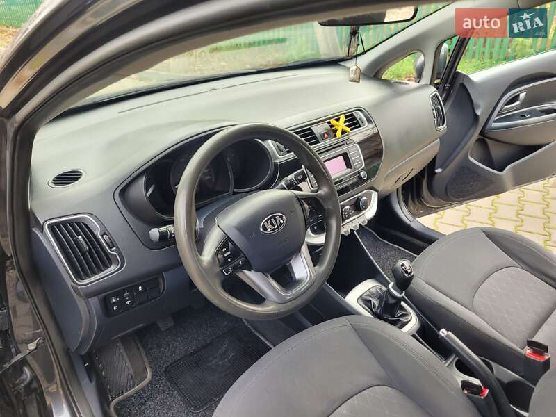 Седан Kia Rio 2016 в Ивано-Франковске