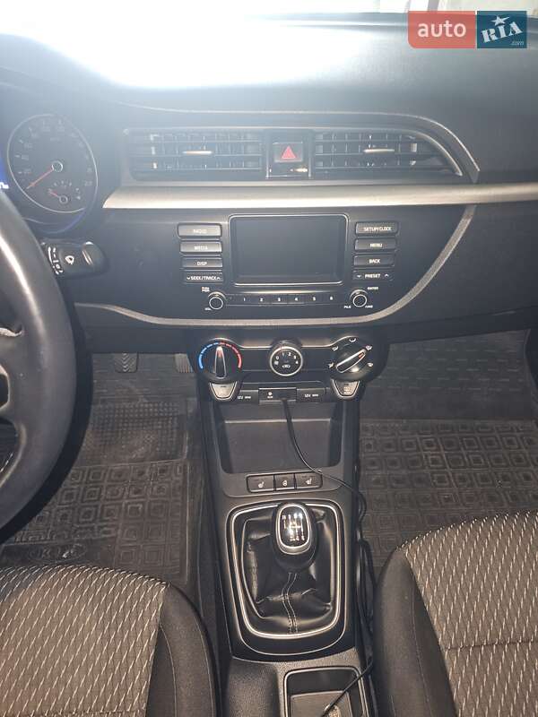 Седан Kia Rio 2018 в Киеве