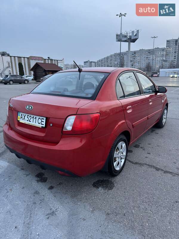 Седан Kia Rio 2010 в Кременчуге