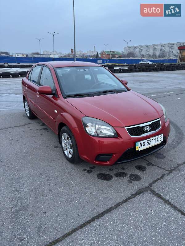 Седан Kia Rio 2010 в Кременчуге