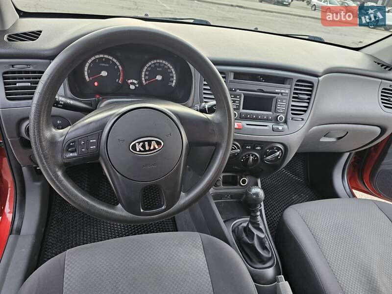 Седан Kia Rio 2010 в Кременчуге