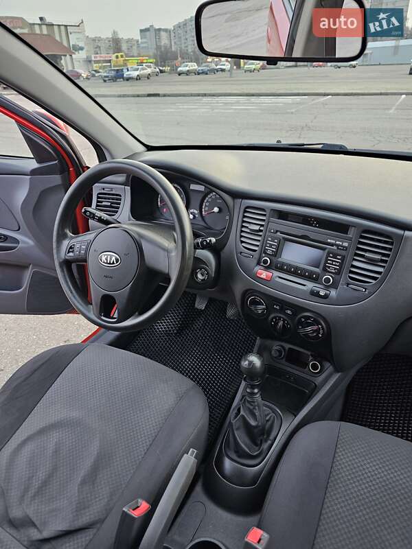 Седан Kia Rio 2010 в Кременчуге