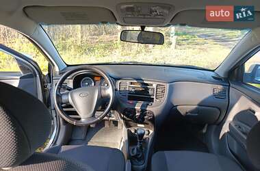 Хэтчбек Kia Rio 2005 в Онуфриевке