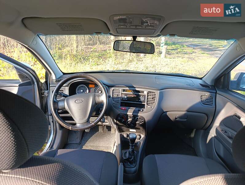 Хэтчбек Kia Rio 2005 в Онуфриевке