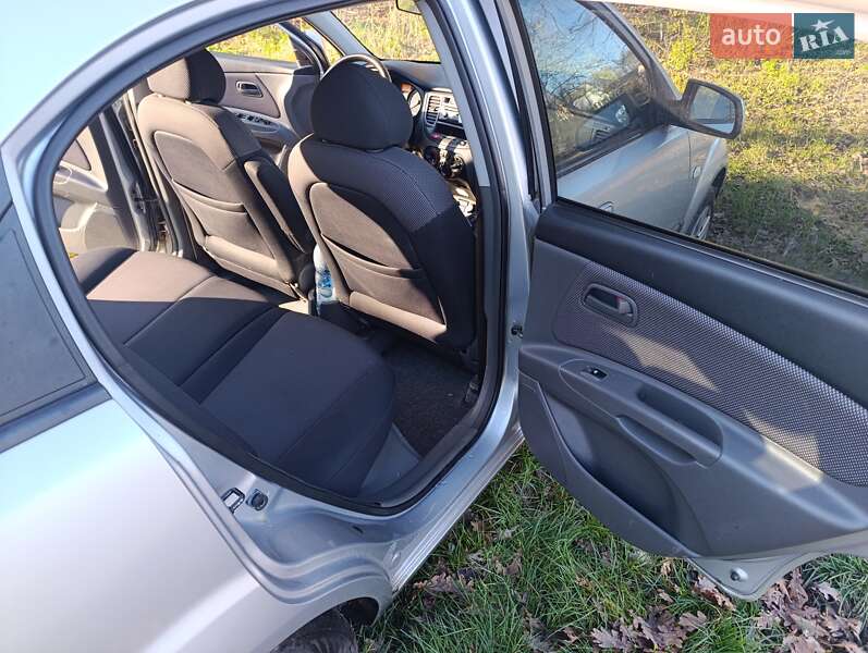 Хэтчбек Kia Rio 2005 в Онуфриевке
