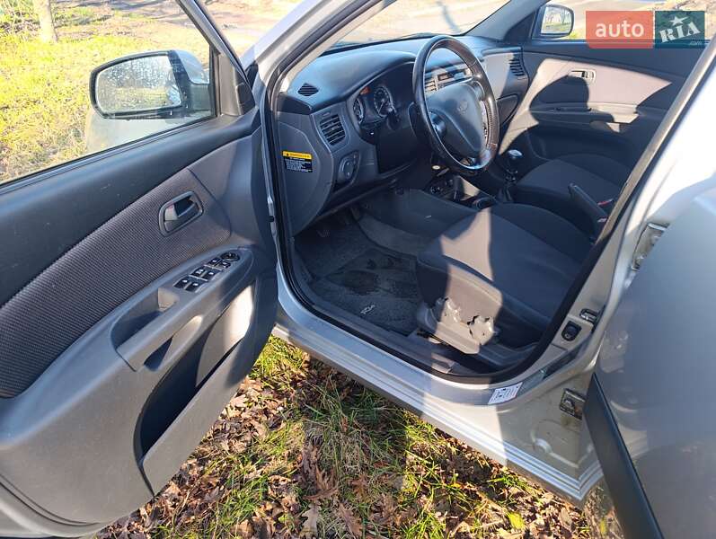 Хэтчбек Kia Rio 2005 в Онуфриевке