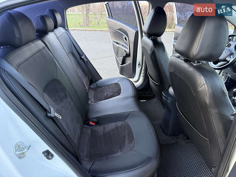 Седан Kia Rio 2016 в Кривом Роге