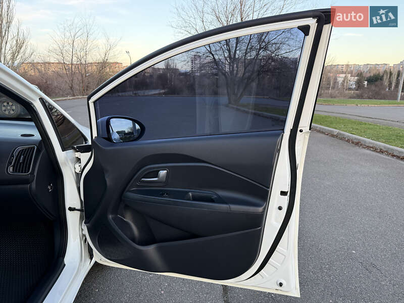 Седан Kia Rio 2016 в Кривом Роге