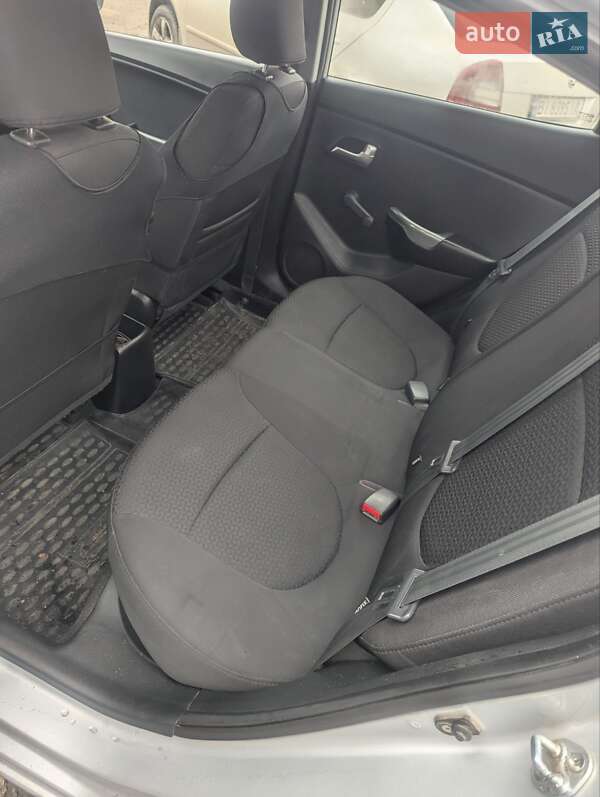 Седан Kia Rio 2012 в Гайвороне