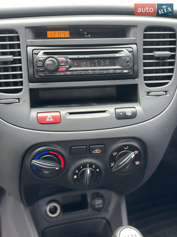 Седан Kia Rio 2007 в Киеве