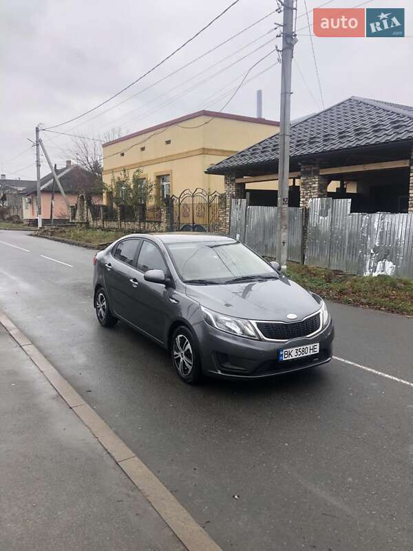 Седан Kia Rio 2013 в Ровно