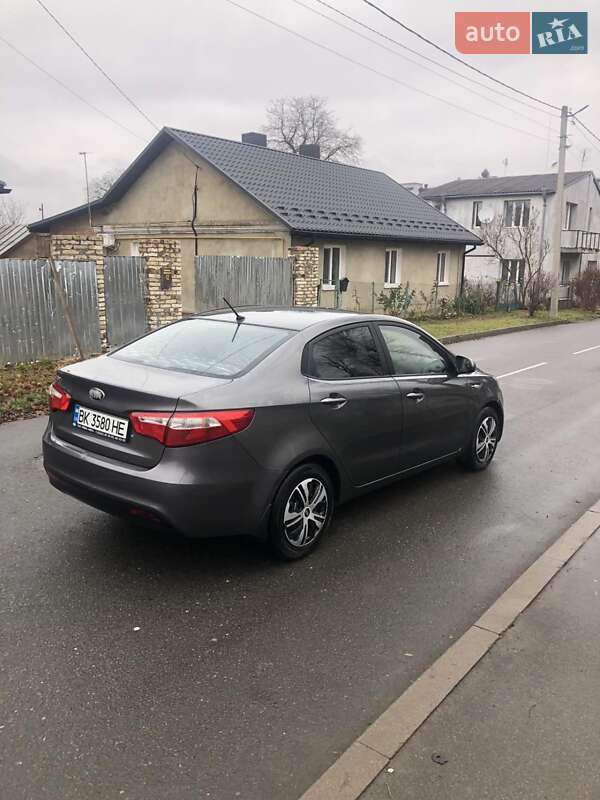 Седан Kia Rio 2013 в Ровно