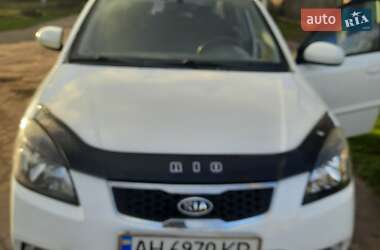 Седан Kia Rio 2010 в Каменском