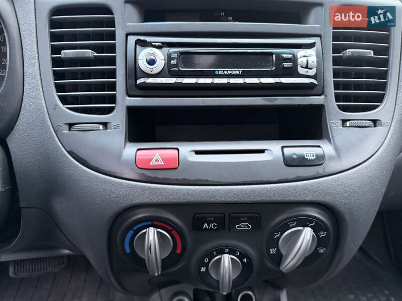 Хэтчбек Kia Rio 2008 в Киеве