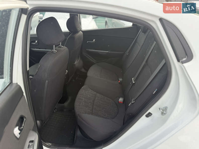 Седан Kia Rio 2013 в Полтаве
