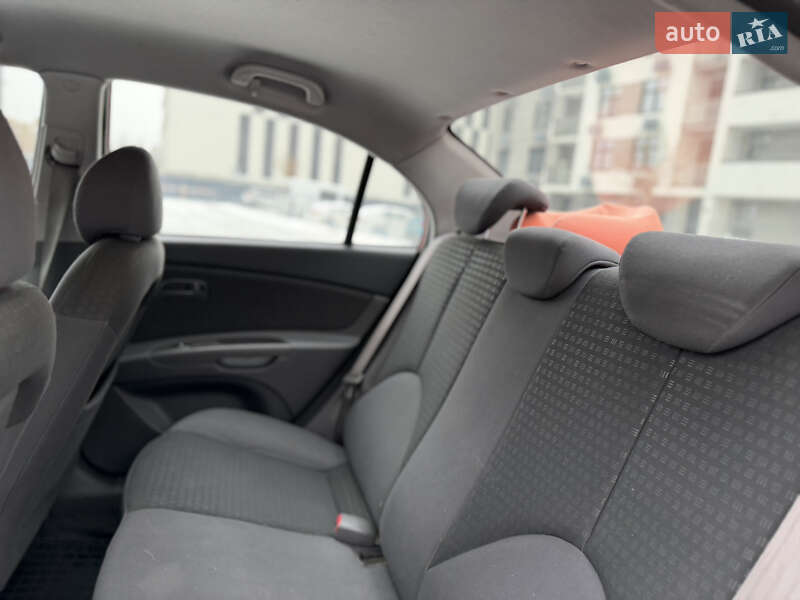 Седан Kia Rio 2005 в Киеве